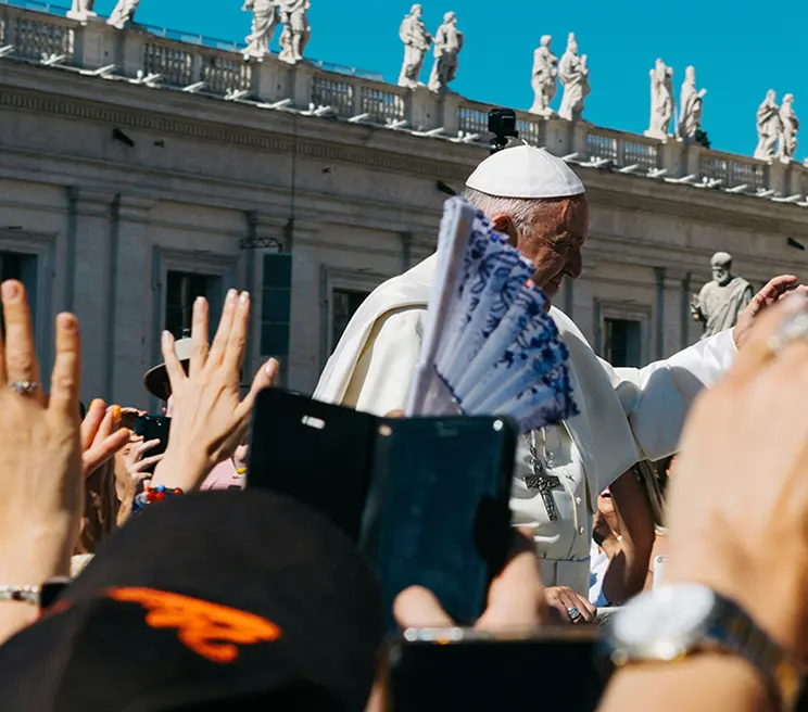 Pellegrino con una bandiera in Piazza San Pietro durante un evento legato al Giubileo