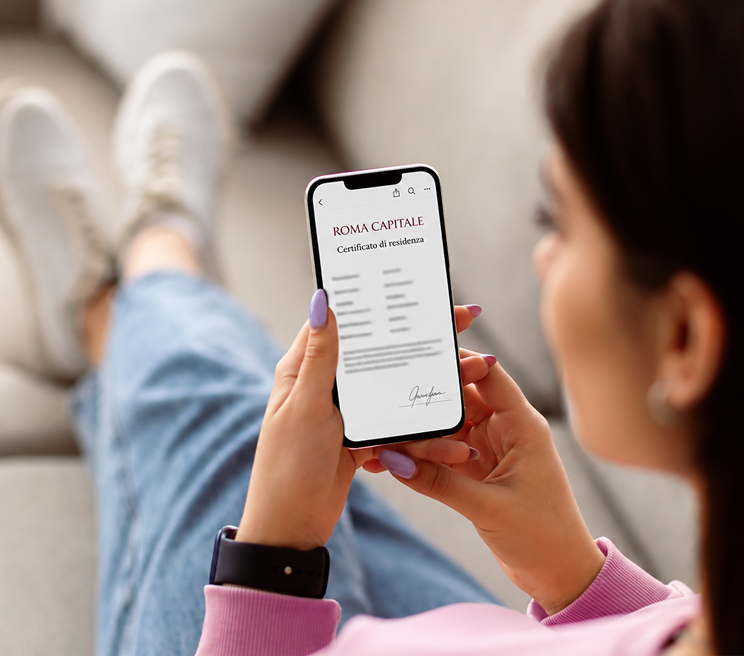 Eine Frau sieht sich auf ihrem Smartphone eine Wohnsitzbescheinigung von Roma Capitale an